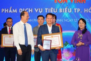 Ông Nguyễn Minh Tâm - Tổng Giám đốc MiennamPetro vinh danh danh hiệu “Sản phẩm dịch vụ tiêu biểu TP.HCM” năm 2023